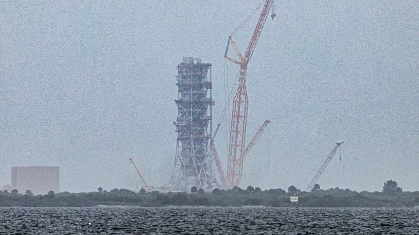 USA, 06.06.2025. Centrum Kosmiczne Kennedy"ego (Kennedy Space Center, KSC) na przylądku Canaveral (USA), 5 bm. Widok z brzegu Indian River. Z KSC rakieta Falcon 9 wyniesie na Międzynarodową Stację Kosmiczną kapsułę Dragon z załogą misji Ax-4, której członkiem jest Polak Sławosz Uznański-Wiśniewski. Start jest zaplanowany na 10 czerwca. (aldg) PAP/Leszek Szymański