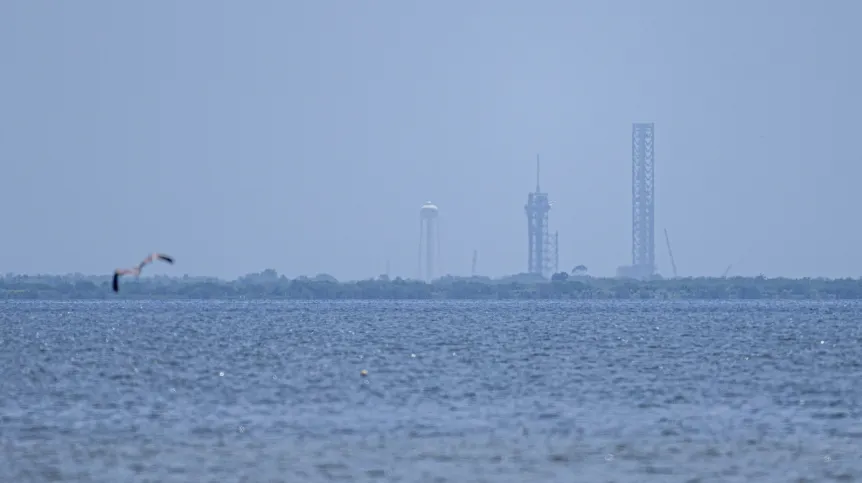 07.06.2025. Na zdjęciu z 6 bm. widok z brzegu Indian River na Centrum Kosmiczne Kennedy'ego (Kennedy Space Center, KSC) na przylądku Canaveral w Stanach Zjednoczonych Ameryki. PAP/Leszek Szymański