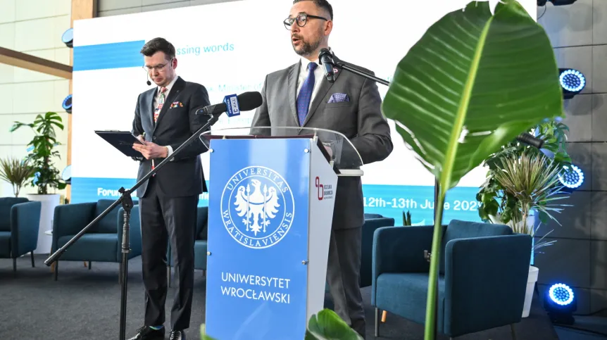 12.06.2025. Przewodnictwo Polski w Radzie UE. Minister nauki i szkolnictwa wyższego Marcin Kulasek (P) przemawia podczas otwarcia Forum Europejskich Sojuszy Uniwersyteckich we Wrocławiu. PAP/Maciej Kulczyński