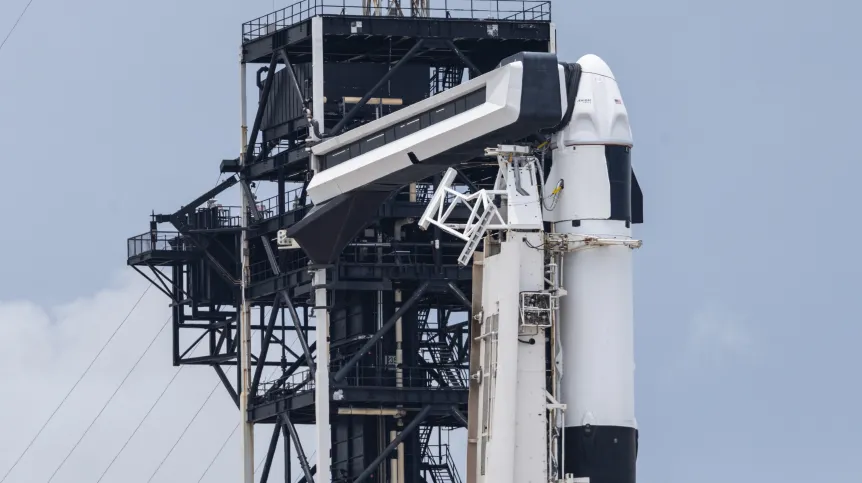 11.06.2025. Na zdjęciu z 11 bm. Rakieta Falcon 9 na stanowisku SLC 39A w Centrum Kosmicznym Johna F. Kennedy’ego na przylądku Canaveral w amerykańskim stanie Floryda. Trwają przygotowania do wystrzelenia rakiety Falcon 9 z kapsułą Crew Dragon, która w ramach misji Axiom-4 ma zabrać czwórkę astronautów, w tym Sławosza Uznańskiego-Wiśniewskiego na Międzynarodową Stację Kosmiczną (ISS). PAP/Leszek Szymański