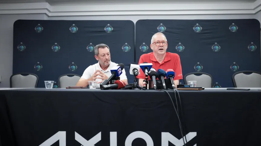 Cape Canaveral, Floryda, 12.06.2025. Wiceprezes, szef ds. usług misji Axiom Space Allen Flynt (L) oraz kierownik grupy ds. usług Low Eearth Orbit Frank De Winne (P) podczas konferencji prasowej w Centrum Kosmicznym Johna F. Kennedy’ego na przylądku Canaveral w amerykańskim stanie Floryda, 12 bm. Konferencja dotyczyła zmianu terminu misji Axiom-4. (ls/mgut) PAP/Leszek Szymański