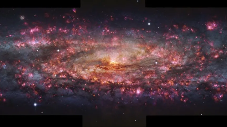 Galaktyka Rzeźbiarza (NGC 253), fragm. – zdjęcie w tysiącach kolorów uzyskano instrumentem MUSE na teleskopie VLT. Źródło: ESO/E. Congiu et al.
