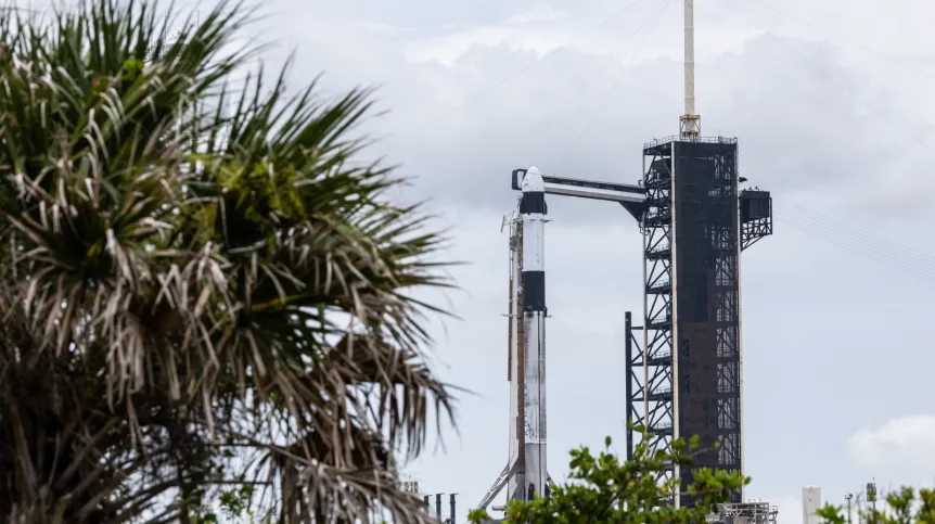 11.06.2025. Na zdjęciu z 11 bm. Rakieta Falcon 9 na stanowisku SLC 39A w Centrum Kosmicznym Johna F. Kennedy’ego na przylądku Canaveral. PAP/Leszek Szymański