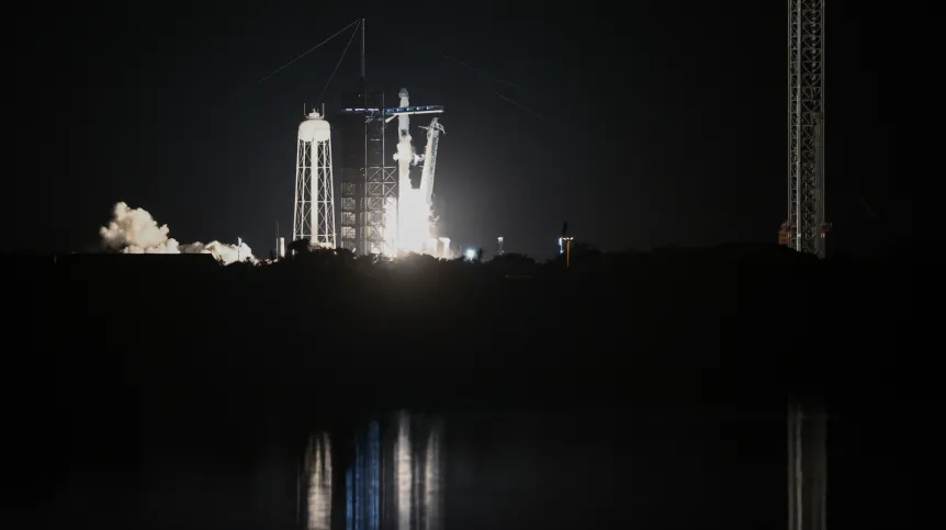 Floryda, 25.06.2025. Start rakiety Falcon 9 z kapsułą Crew Dragon z Centrum Kosmicznego Johna F. Kennedy’ego na przylądku Canaveral na Florydzie, 25 bm. W ramach misji Axiom-4 rakieta zabrała czwórkę astronautów, w tym Sławosza Uznańskiego-Wiśniewskiego na Międzynarodową Stację Kosmiczną (ISS). PAP/Leszek Szymański