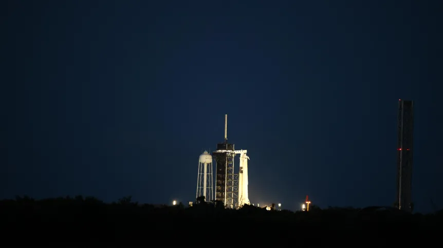 Floryda, 25.06.2025. Trwają przygotowania do wystrzelenia rakiety Falcon 9 z kapsułą Crew Dragon, która w ramach misji Axiom-4 ma zabrać czwórkę astronautów, w tym Sławosza Uznańskiego-Wiśniewskiego na Międzynarodową Stację Kosmiczną (ISS). PAP/Leszek Szymański