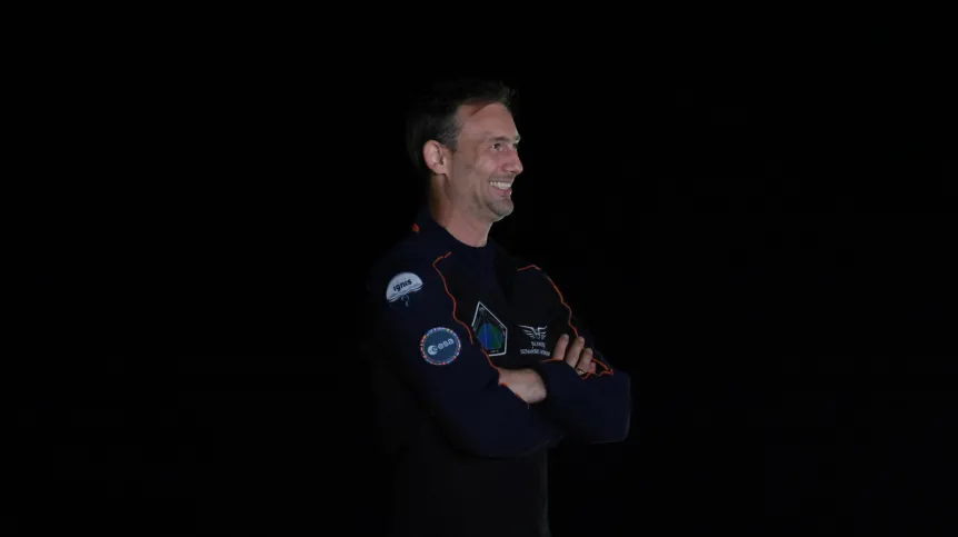 25.06.2025. Na zdjęciu z 24 bm. Sławosz Uznański-Wiśniewski podczas pożegnania astronautów w Centrum Kosmicznym Johna F. Kennedy’ego na przylądku Canaveral w amerykańskim stanie Floryda. Trwają przygotowania do wystrzelenia rakiety Falcon 9 z kapsułą Crew Dragon, która w ramach misji Axiom-4 ma zabrać czwórkę astronautów, w tym Sławosza Uznańskiego-Wiśniewskiego na Międzynarodową Stację Kosmiczną (ISS). PAP/Leszek Szymański