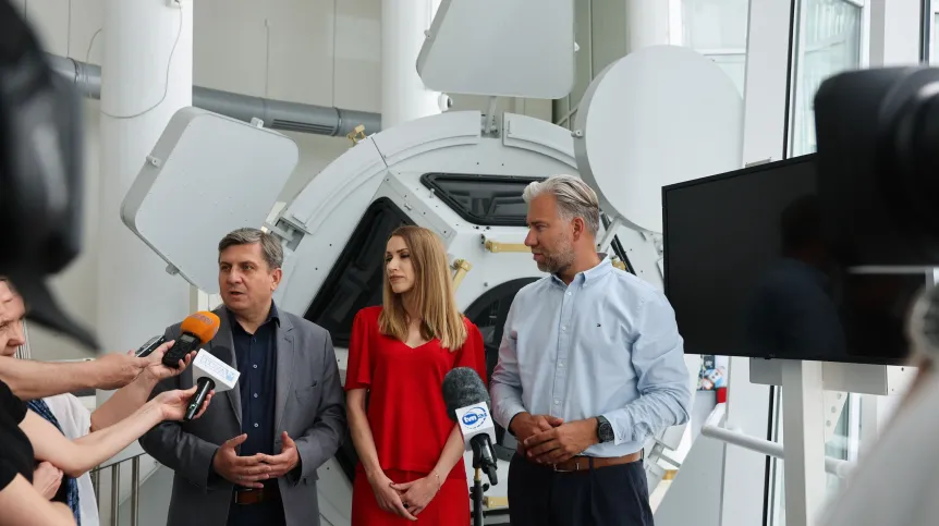 Łódź, 28.06.2025. Przewodniczący Rady Miejskiej w Łodzi Bartosz Domaszewicz (P), wiceprzewodnicząca Rady Paulina Setnik (C) oraz radny miejski Tomasz Kacprzak (L) podczas konferencji prasowej w EC 1 w Centrum Nauki i Techniki w Łodzi, 28 bm. Konferencja dotyczyła rozpoczęcia procedury nadawania tytułu Honorowego Obywatela Miasta Łodzi urodzonemu w tym mieście Sławoszowi Uznańskiemu-Wiśniewskiemu. (jm) PAP/Marian Zubrzycki