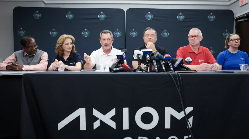 Floryda, 12.06.2025. Wiceprezes, szef ds. usług misji Axiom Space Allen Flynt (4L), główny astronauta Axiom Space, dowódca misji AX-1 i AX-3 Michael Lopez-Alegria (3P) oraz kierownik grupy ds. usług Low Eearth Orbit Frank De Winne (2P) podczas konferencji prasowej w Centrum Kosmicznym Johna F. Kennedy’ego na przylądku Canaveral w amerykańskim stanie Floryda, 12 bm. Konferencja dotyczyła zmiany terminu misji Axiom-4. (amb) PAP/Leszek Szymański