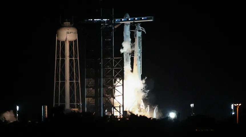 Floryda, 25.06.2025. Start rakiety Falcon 9 z kapsułą Crew Dragon z Centrum Kosmicznego Johna F. Kennedy’ego na przylądku Canaveral na Florydzie, 25 bm. W ramach misji Axiom-4 rakieta zabrała czwórkę astronautów, w tym Sławosza Uznańskiego-Wiśniewskiego na Międzynarodową Stację Kosmiczną (ISS). (amb) PAP/Leszek Szymański