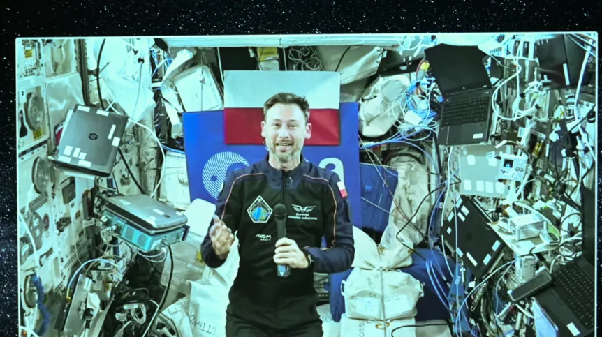 02.07.2025. Na ekranie przebywający na Międzynarodowej Stacji Kosmicznej polski astronauta Sławosz Uznański-Wiśniewski. PAP/Radek Pietruszka