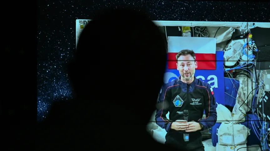02.07.2025. Na ekranie przebywający na Międzynarodowej Stacji Kosmicznej polski astronauta Sławosz Uznański-Wiśniewski. PAP/Radek Pietruszka