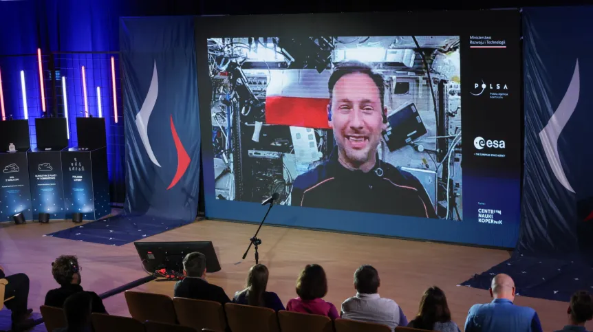 , 07.07.2025. Połączenie na żywo z przebywającym na Międzynarodowej Stacji Kosmicznej polskim astronautą Sławoszem Uznańskim-Wiśniewskim, 7 bm. w stołecznym Centrum Nauki Kopernik. Wydarzenie odbywa się w ramach programu ARISS, umożliwiającego uczniom na całym świecie kontakt z astronautami na stacji ISS. (ad) PAP/Albert Zawada