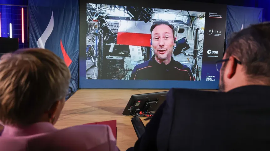 , 07.07.2025. Połączenie na żywo z przebywającym na Międzynarodowej Stacji Kosmicznej polskim astronautą Sławoszem Uznańskim-Wiśniewskim, 7 bm. w stołecznym Centrum Nauki Kopernik. Wydarzenie odbywa się w ramach programu ARISS, umożliwiającego uczniom na całym świecie kontakt z astronautami na stacji ISS. (ad) PAP/Albert Zawada