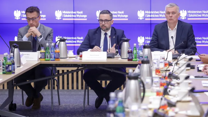 10.07.2025. Minister nauki i szkolnictwa wyższego Marcin Kulasek (C), dyrektor generalny w MNiSW Marcin Iskra (L) oraz minister spraw wewnętrznych i administracji, koordynator służb specjalnych Tomasz Siemoniak (P) podczas obrad okrągłego stołu ds. bezpieczeństwa na uczelniach, 10 bm. w siedzibie Ministerstwa Nauki i Szkolnictwa Wyższego. Wydarzenie zorganizowano w związku z atakiem na Uniwersytecie Warszawskim. PAP/Tomasz Gzell