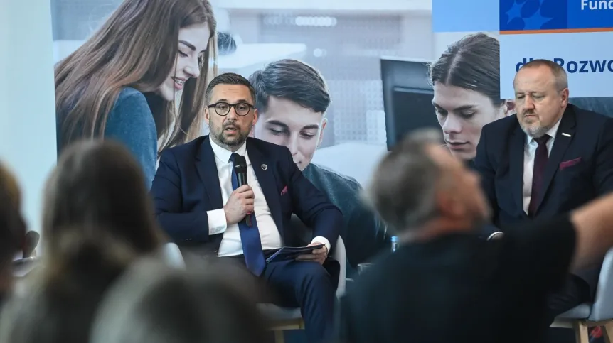 10.07.2025. Minister nauki i szkolnictwa wyższego Marcin Kulasek (L) i dyrektor NCBR Jerzy Małachowski (P) podczas konferencji prasowej NCBR dot. startu projektów uczelni wyłonionych w naborze „Centra wiedzy o dostępności”, realizowanych w ramach programu Fundusze Europejskie dla Rozwoju Społecznego (FERS), w siedzibie Narodowego Centrum Badań i Rozwoju w Warszawie, 10 bm. (ad) PAP/Piotr Nowak