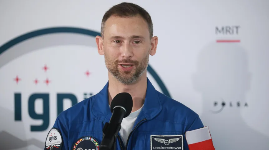 Warszawa, 24.07.2025. Polski astronauta, członek załogi misji Axiom-4 dr Sławosz Uznański-Wiśniewski podczas powitania w Porcie Lotniczym im. Chopina na Okęciu w Warszawie, 24 bm. Polski astronauta wrócił do kraju na pokładzie specjalnego rządowego samolotu. PAP/Leszek Szymański