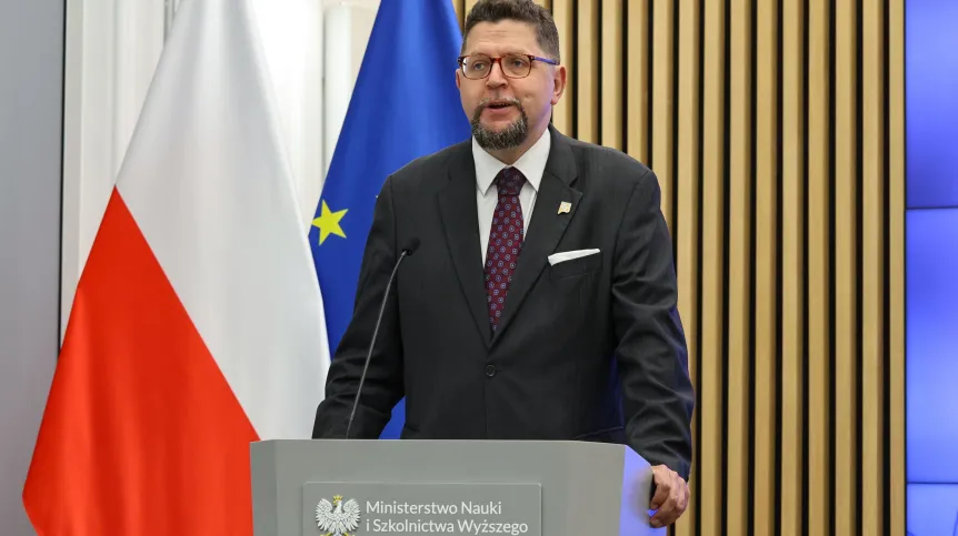 Warszawa, 09.07.2025. Wiceminister nauki i szkolnictwa wyższego Andrzej Szeptycki na konferencji prasowej poświęconej likwidacji Akademii Kopernikańskiej, w Ministerstwie Nauki i Szkolnictwa Wyższego w Warszawie.  PAP/Albert Zawada