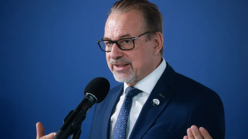 Warszawa, 24.07.2025. Dyrektor Europejskiej Agencji Kosmicznej Josef Aschbacher podczas konferencji prasowej tow. powitaniu polskiego astronauty, członka załogi misji Axiom-4 dr Sławosza Uznańskiego-Wiśniewskiego w Porcie Lotniczym im. Chopina na Okęciu w Warszawie, 24 bm. Polski astronauta wrócił do kraju na pokładzie specjalnego rządowego samolotu. (jm) PAP/Leszek Szymański