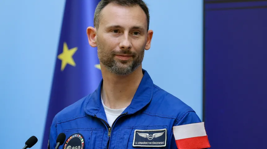 Warszawa, 24 .07.2025. Członek załogi Axiom-4 dr Sławosz Uznański-Wiśniewski na wspólnej konferencji prasowej z premierem Donaldem Tuskiem w KPRM w Warszawie. PAP/Rafał Guz