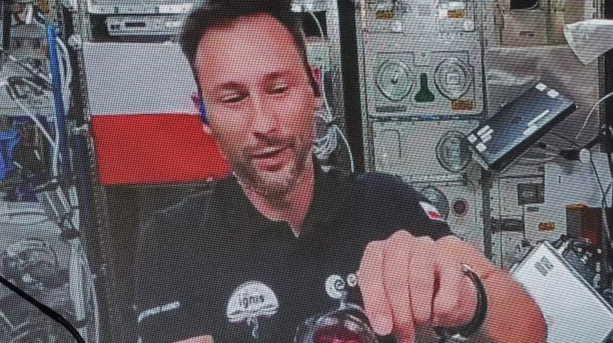 02.07.2025. Przebywający na Międzynarodowej Stacji Kosmicznej polski astronauta Sławosz Uznański-Wiśniewski (na ekranie) podczas połączenia wideo na żywo w EC1 w Łodzi. PAP/Marian Zubrzycki