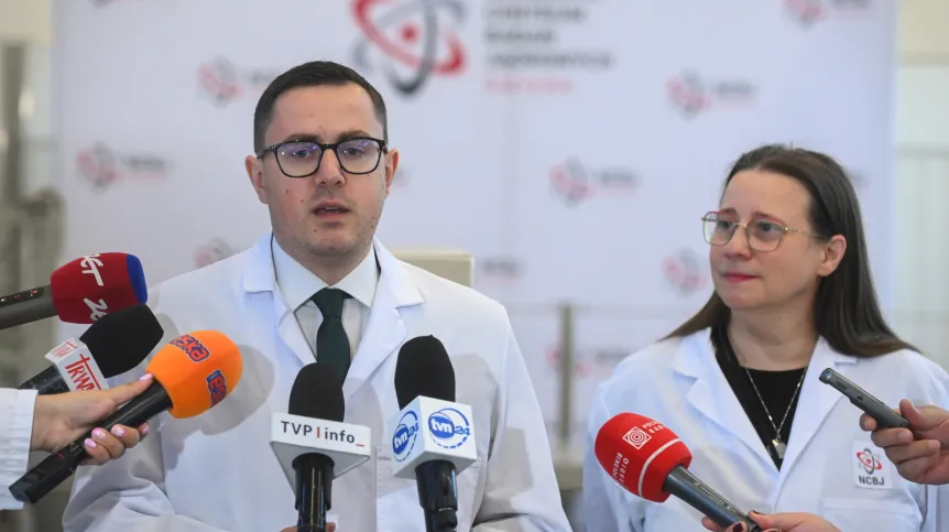 05.08.2025. Minister energii Miłosz Motyka (L) oraz p.o. dyrektora Narodowego Centrum Badań Jądrowych prof. dr hab. Agnieszka Pollo (P) podczas konferencji prasowej "Reaktor badawczy MARIA uzyskał zezwolenie Prezesa PAA na wznowienie pracy", 5 bm. w Narodowym Centrum Badań Jądrowych w Otwocku. Prezes Państwowej Agencji Atomistyki (PAA) wydał zezwolenie na eksploatację reaktora badawczego MARIA, decyzja jest bezterminowa. Według ministra energii Miłosza Motyki, priorytetem jest teraz realizacja programu modernizacji reaktora. (mr) PAP/Piotr Nowak