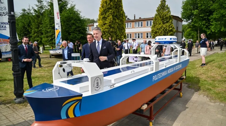 Marszałek województwa zachodniopomorskiego O.Geblewicz (C) podczas uroczystego otwarcia Centrum Eksploatacji Obiektów Pływających (CEOP) na Politechnice Morskiej w Szczecinie (mb/ibor) PAP/Marcin Bielecki