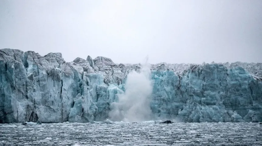Lód z lodowca Borebreen wpada do wody. Svalbard, Norwergia, 30 sierpnia 2024. EPA/EMANUELE VALERI. Dostawca: PAP/EPA