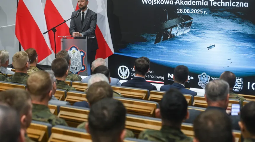 28.08.2025. Wicepremier, minister obrony narodowej Władysław Kosiniak-Kamysz przemawia na otwarciu Centrum Kontroli Misji Satelitarnych na terenie Wojskowej Akademii Technicznej w Warszawie, 28 bm. Podczas spotkania zaprezentowano operacyjne wykorzystanie Segmentu Naziemnego Wojskowej Akademii Technicznej poprzez połączenie na żywo z satelitą ICEYE, przelatującym w zasięgu stacji naziemnej WAT. (ad) PAP/Piotr Nowak