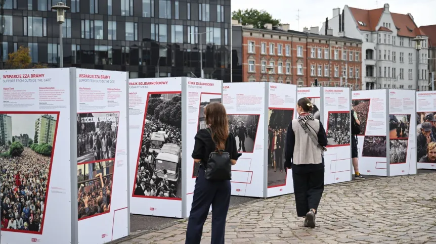 Gdańsk, 29.08.2025. Uroczystości upamiętniające 45. rocznicę powstania NSZZ „Solidarność”, zorganizowane przez Instytut Pamięci Narodowej Oddział w Gdańsku oraz Region Gdański NSZZ „Solidarność” - otwarcie wystawy plenerowej „Solidarność na uczelniach Trójmiasta 1980-1981” na pl. Solidarności w Gdańsku. PAP/Adam Warżawa