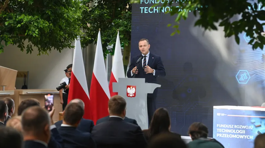 Warszawa, 29.08.2025. Prezydent Karol Nawrocki podczas przedstawiania założeń ustawy o Funduszu Rozwoju Technologii Przełomowych, w Centrum Nowych Technologii UW w Warszawie, 29 bm. (ad) PAP/Piotr Nowak