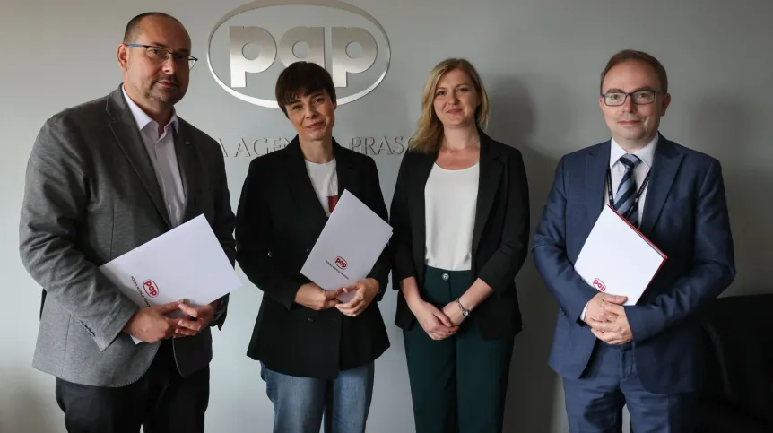 07.08.2025. Prorektor ds. Nauki Uniwersytetu Medycznego w Poznaniu prof. Michał Nowicki (P), zarządzający Polską Agencją Prasową Marek Błoński (L), prezes zarządu Fundacji Polskiej Agencji Prasowej Magdalena Chodak (2L) i członek zarządu Fundacji Polskiej Agencji Prasowej Magdalena Żuk (2P) po podpisaniu porozumienia między PAP a UMP, 7 bm. w siedzibie PAP w Warszawie. Polska Agencja Prasowa i Uniwersytet Medyczny im. Karola Marcinkowskiego w Poznaniu zacieśniają współpracę, dotyczącą działań komunikacyjnych, edukacyjnych i popularyzatorskich. (mr) PAP/Albert Zawada 