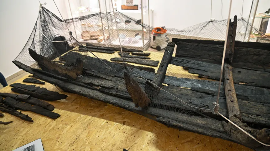 09.09.2025. Wczesnośredniowieczna łódź słowiańska prezentowana w Muzeum Historii Ziemi Kamieńskiej, 9 bm. Po trzech latach konserwacji łódź zyskała drewnianą konstrukcję, na której rekonstruktorzy układają odnalezione elementy jednostki. Wrak ma ogromną wartość historyczną i stanowi źródło do badań nad dziejami szkutnictwa i żeglugi. Konserwacja zabytku została sfinansowana ze środków Narodowego Instytutu Konserwacji Zabytków, Wojewódzkiego Konserwatora Zabytków w Szczecinie oraz Muzeum Historii Ziemi Kamieńskiej. (ad) PAP/Marcin Bielecki