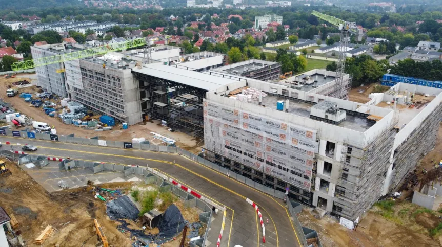 10.09.2025. Zawieszenie wiechy na dachu nowego budynku Kliniczno-Dydaktyczno-Badawczego Pomorskiego Uniwersytetu Medycznego w Szczecinie, 10 bm. Powstający budynek będzie jednym z najnowocześniejszych obiektów tego typu w kraju. Znajdą się w nim specjalistyczne laboratoria, nowoczesne sale dydaktyczne oraz przestrzenie przeznaczone do działalności klinicznej. (aldg) PAP/Marcin Bielecki