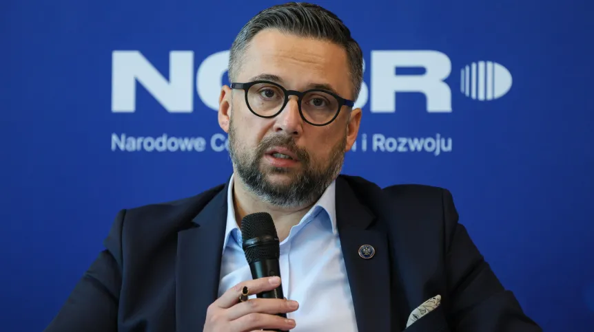 , 25.09.2025. Minister nauki i szkolnictwa wyższego Marcin Kulasek na konferencji prasowej dot. startu projektów uczelni wyłonionych w naborze „Efektywne zarządzanie uczelnią w celu minimalizowania zjawiska drop-outu”, w Warszawie, 25 bm. (ad) PAP/Paweł Supernak