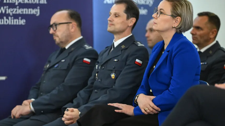 Lublin, 23.10.2025. Dyrektor Biura Penitencjarnego CZSW ppłk Filip Skubel (2L) i minister ds. społeczeństwa obywatelskiego Adriana Porowska (2P) na inauguracji roku akademickiego dla studiujących osadzonych z aresztu śledczego, 23 bm. w kampusie uniwersyteckim na Poczekajce w Lublinie. (ad) PAP/Wojtek Jargiło
