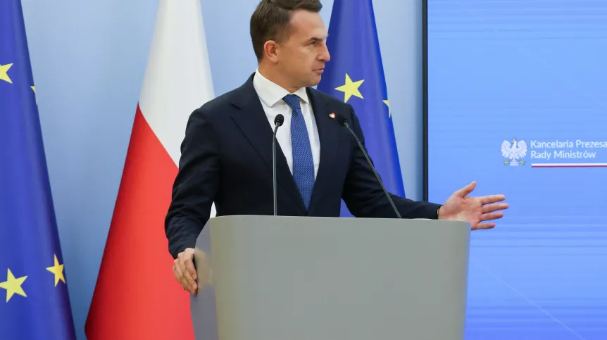 Warszawa, 30.09.2025. Rzecznik rządu Adam Szłapka na konferencji prasowej, po posiedzeniu rządu w KPRM w Warszawie. Fot. PAP/Albert Zawada