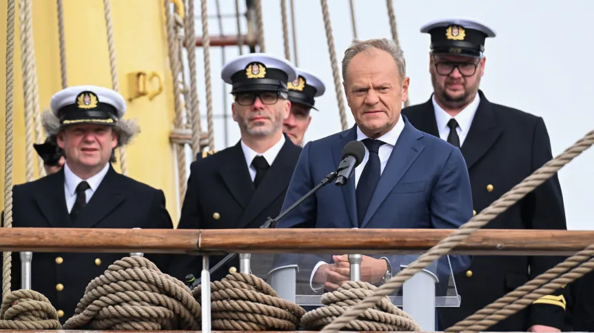Gdynia, 04.10.2025. Premier Donald Tusk podczas inauguracji roku akademickiego 2025/2026 Uniwersytetu Morskiego, na a żaglowcu szkolnym "Dar Młodzieży" w Gdyni. Fot. PAP/Andrzej Jackowski