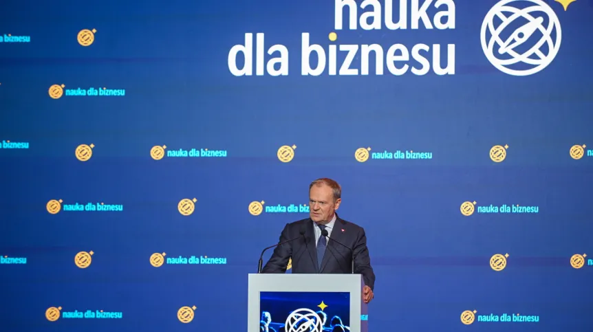 19.11.2025. Premier Donald Tusk na otwarciu I Kongresu Nauka dla Biznesu, 19 bm. w centrum EXPO XXI w Warszawie. Celem wydarzenia było zacieśnienie współpracy środowisk akademickich z przedsiębiorcami, wypracowanie nowych patentów i wdrożeń, wzmacniających polską gospodarkę. PAP/Marcin Obara