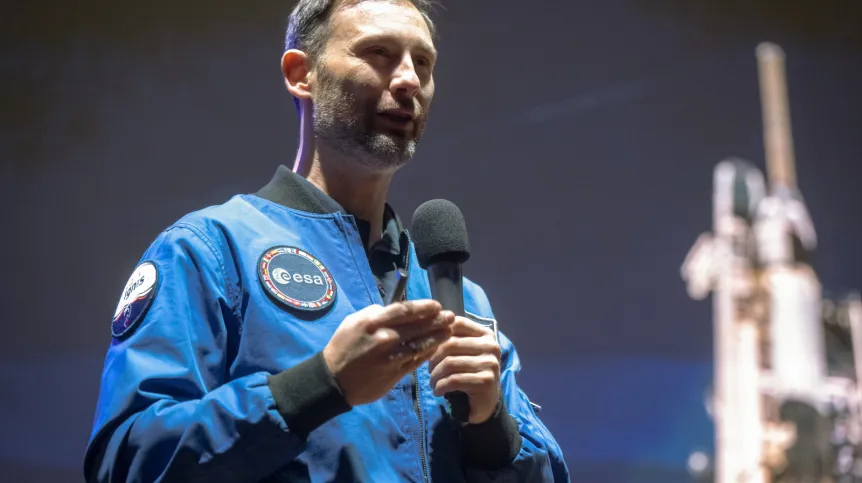 Toruń, 20.11.2025. Polski astronauta projektowy Europejskiej Agencji Kosmicznej Sławosz Uznański-Wiśniewski podczas spotkania w ramach trasy „IGNIS - Polska sięga gwiazd”, 20 bm. na Uniwersytecie Mikołaja Kopernika w Toruniu. PAP/Tytus Żmijewski