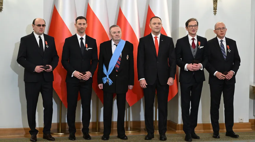 Warszawa, 11.11.2025. Obchody Narodowego Święta Niepodległości. Prezydent RP Karol Nawrocki (3P) oraz odznaczeni Krzyżem Kawalerskim Orderu Odrodzenia Polski aktor Adam Woronowicz (L) i astronauta projetkowy ESA, Sławosz Uznański-Wiśniewski (2L), odznaczeni Krzyżem Oficerskim Orderu Odrodzenia Polski, dziennikarz i komentator sportowy Przemysław Babiarz (2P) i prof. Konrad Banaszek (P) oraz odznaczony Orderem Orła Białego, pisarz Waldemar Łysiak (3L) podczas wręczenia odznaczeń państwowych w Pałacu Prezydenckim. Fot.  PAP/Radek Pietruszka