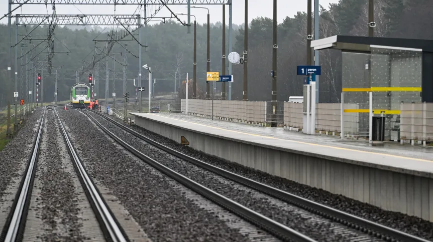 17.11.2025. Działania służb przy zniszczonym fragmencie torowiska na trasie Dęblin-Warszawa przy stacji kolejowej Mika, 17 bm. Premier Donald Tusk ogłosił, że doszło do aktu dywersji; eksplozja ładunku wybuchowego zniszczyła tor kolejowy. PAP/Wojtek Jargiło