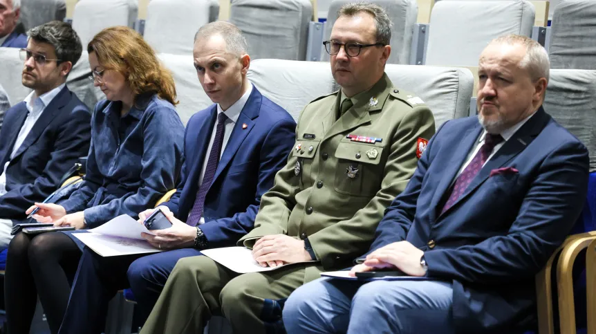 Warszawa, 12.12.2025. Wiceminister obrony narodowej Cezary Tomczyk (3L), dyrektor NCBR Jerzy Małachowski (P) i dyrektor Departamentu Innowacji MON gen. bryg. Marcin Górka (2P) podczas inauguracji programu akceleracyjnego "MilTech" w Warszawie, 12 bm. (aldg) PAP/Rafał Guz