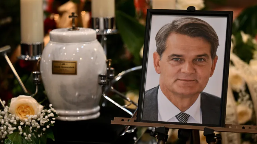 17.12.2025. Uroczystości pogrzebowe byłego rektora UJK prof. Jacka Semaniaka w Bazylice Katedralnej w Kielcach, 17 bm. Prof. Jacek Semaniak, prezes Głównego Urzędu Miar i były wieloletni rektor Uniwersytetu Jana Kochanowskiego w Kielcach zmarł 11 grudnia br. w wieku 61 lat. PAP/Piotr Polak