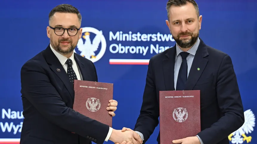  Warszawa, 09.01.2026. Wicepremier, minister obrony narodowej Władysław Kosiniak-Kamysz (P) oraz minister nauki i szkolnictwa wyższego Marcin Kulasek (L) podczas podpisania porozumienia w sprawie realizacji ochotniczego szkolenia wojskowego studentów i absolwentów uczelni wyższych w Szkołach Legii Akademickiej, 9 bm. w siedzibie Wojskowego Centrum Edukacji Obywatelskiej w Warszawie. PAP/Radek Pietruszka