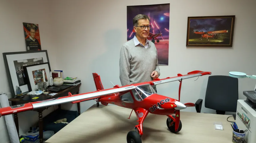 26.01.2026. Dyrektor generalny Draco Aircraft Johannes von Thadden na prezentacji modelu samolotu Draco przy pl. Inwalidów w Warszawie, 26 bm. Tworzony przez warszawski startup DRACO Aircraft czteromiejscowy samolot ma mieć możliwość startu i lądowania na dystansie krótszym niż 30 metrów (Short Take Off and Landing – STOL) bez konieczności wykorzystania stałego pasa startowego. Konstrukcja ma znaleźć zastosowanie m.in. w wojsku i służbach porządkowych. (ad) PAP/Albert Zawada