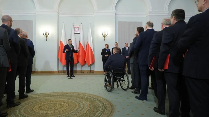 07.01.2026. Prezydent RP Karol Nawrocki (C) przemawia podczas uroczystości w Pałacu Prezydenckim w Warszawie. PAP/Paweł Supernak