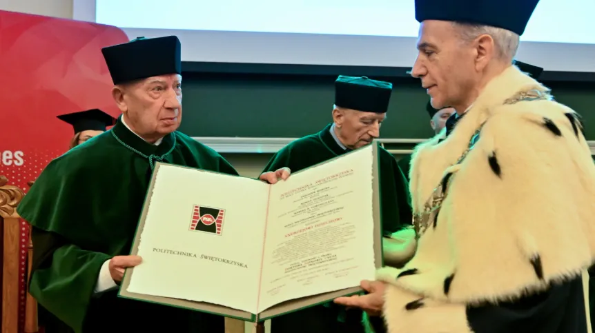  14.01.2026. Prof. dr. hab. inż. Andrzej Dziech (L) otrzymał w Kielcach, 14 bm. z rąk rektora Politechniki Świętokrzyskiej, prof. dr. hab. inż. Zbigniewa Koruby (P) tytuł Doctora Honoris Causa uczelni. (aldg) PAP/Piotr Polak