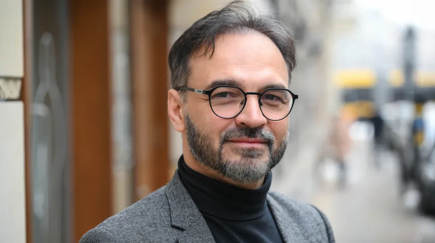 , 02.02.2026. Na zdjęciach z 29.01.2026. dr Konrad Maj z Centrum HumanTech, Uniwersytetu SWPS przed siedzibą Polskiej Agencji Prasowej w Warszawie. Konrad Maj był gościem Studia PAP. (ad) PAP/Radek Pietruszka