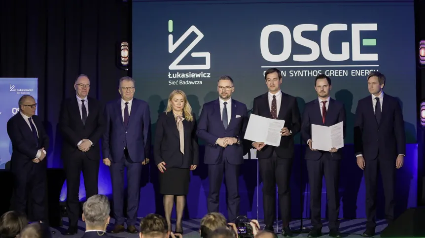 06.02.2026. Minister nauki i szkolnictwa wyższego Marcin Kulasek (4P), prezes Sieci Badawczej Łukasiewicz Hubert Cichocki (3P), członek zarządu Orlen Synthos Green Energy Rafał Burda (P) i wiceprezes zarządu Orlen Synthos Green Energy Bartosz Fijałkowski (2P) podczas podpisania porozumienia o współpracy między Siecią Badawczą Łukasiewicz a ORLEN Synthos Green Energy, 6 bm. w siedzibie Łukasiewicz - Instytutu Elektroniki w Warszawie. Porozumienie ma na celu budowę i wsparcie Centrum Treningowego Energetyki Jądrowej, a także realizacji projektów badawczo-rozwojowych i komercjalizacji technologii. PAP/Tomasz Gzell
