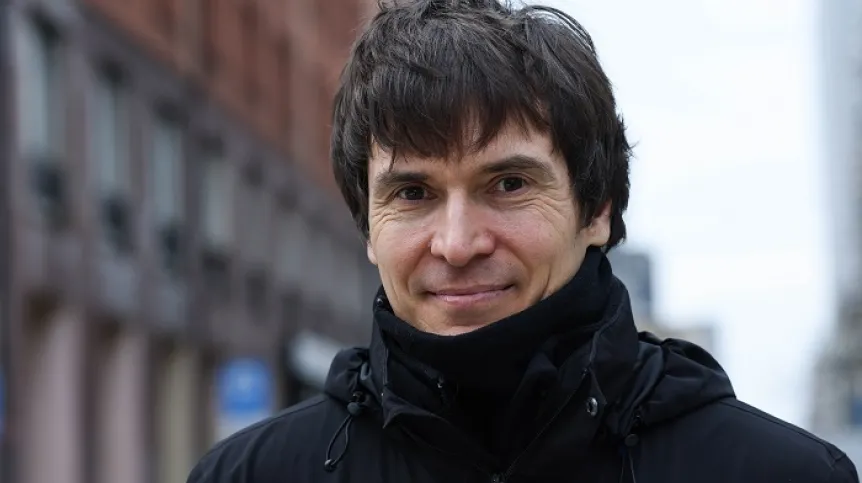 Wiceprezes Polskiej Akademii Nauk prof. Dariusz Jemielniak przed siedzibą Polskiej Agencji Prasowej w Warszawie. PAP/Albert Zawada